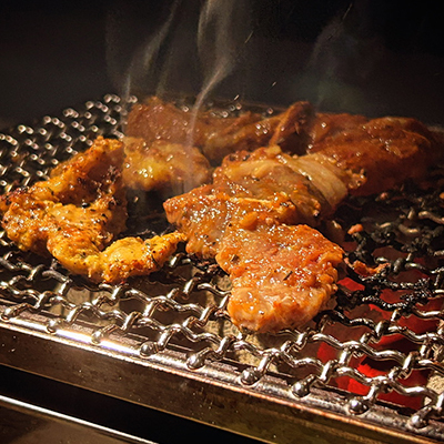 インダストリアルな空間で、世界各国の食文化を取り入れた「進化型焼肉」を堪能。
