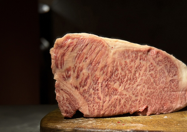 インダストリアルな空間で、世界各国の食文化を取り入れた「進化型焼肉」を堪能。