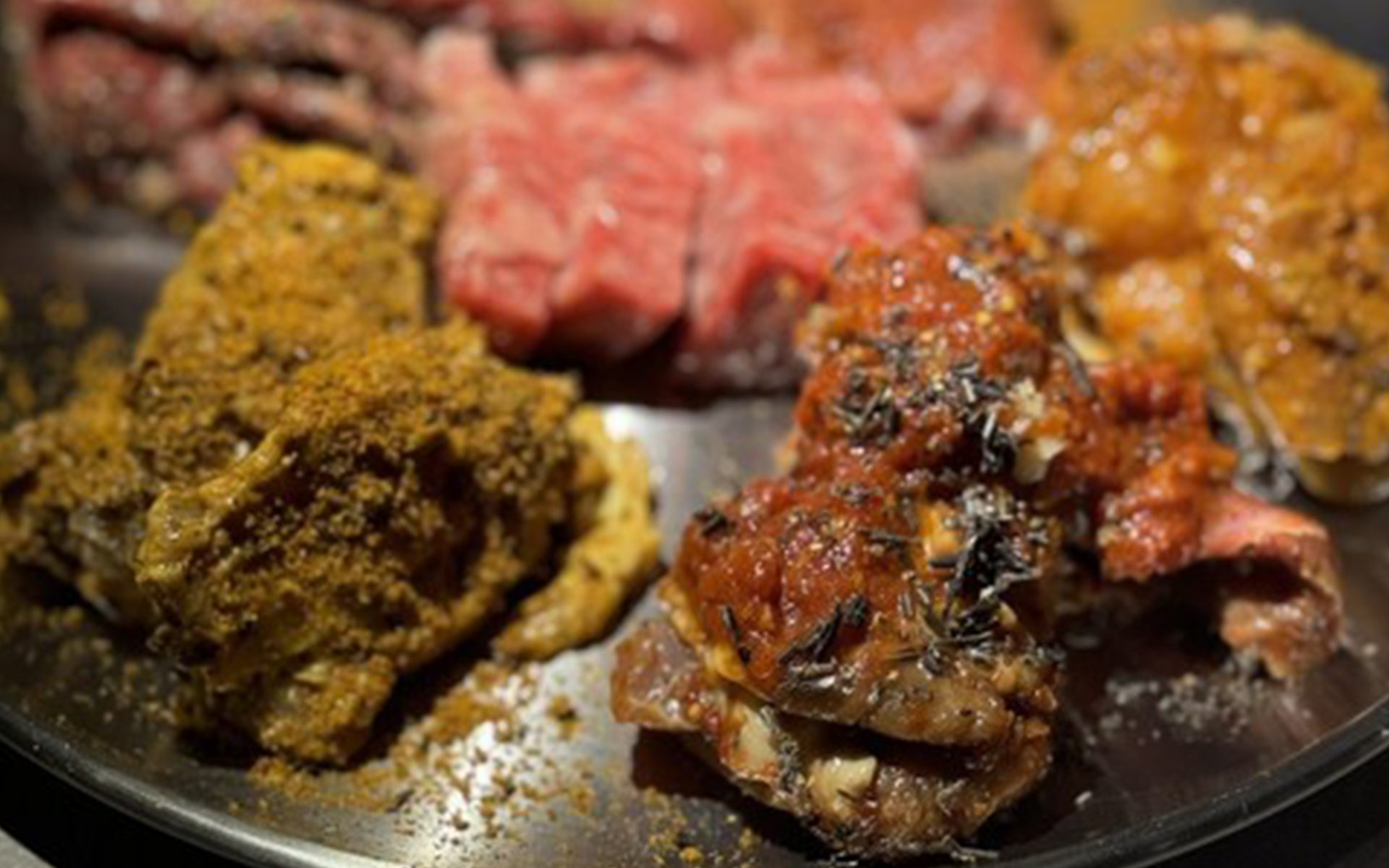 世界各国の食材やスパイスなどを使った進化型焼肉を味わう